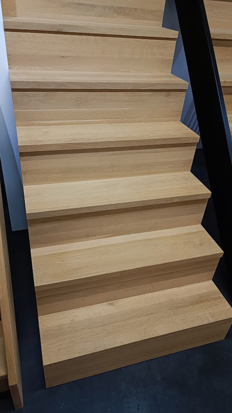 Gesloten trap Lubeck eik recht 305x90cm aantrede 17cm