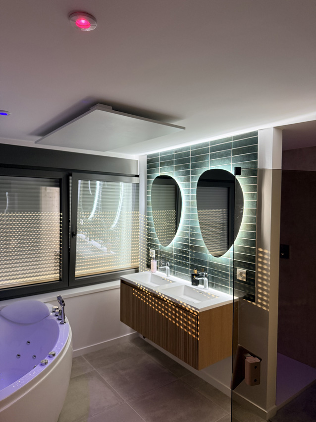 Badkamermeubel Warren afromosia hangend met dubbele wastafel mat wit 120cm