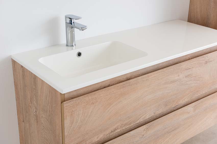 Meuble de salle de bain Tibo en chêne méditerranéen avec lavabo simple blanc mat 120cm