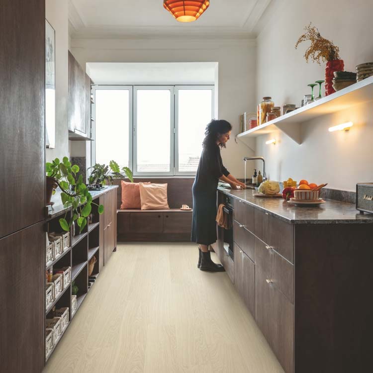 Sol vinyle Quick-Step Bloom planche 6mm chêne pur polaire gris clair 149,4x20,9cm avec sous-couche