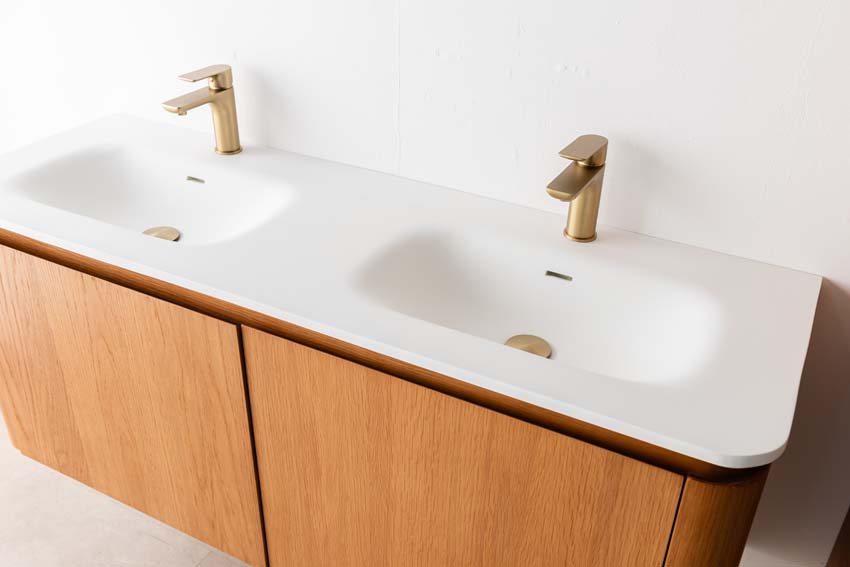 Badkamermeubel Floris eik hangend met dubbele wastafel mat wit 140cm Badkamermeubel Floris eik hangend met dubbele wastafel mat wit 140cm