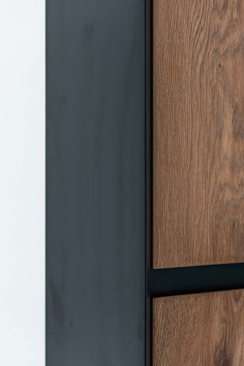 Kolomkast Justin mat zwart/notelaar hangend 170x40x35cm