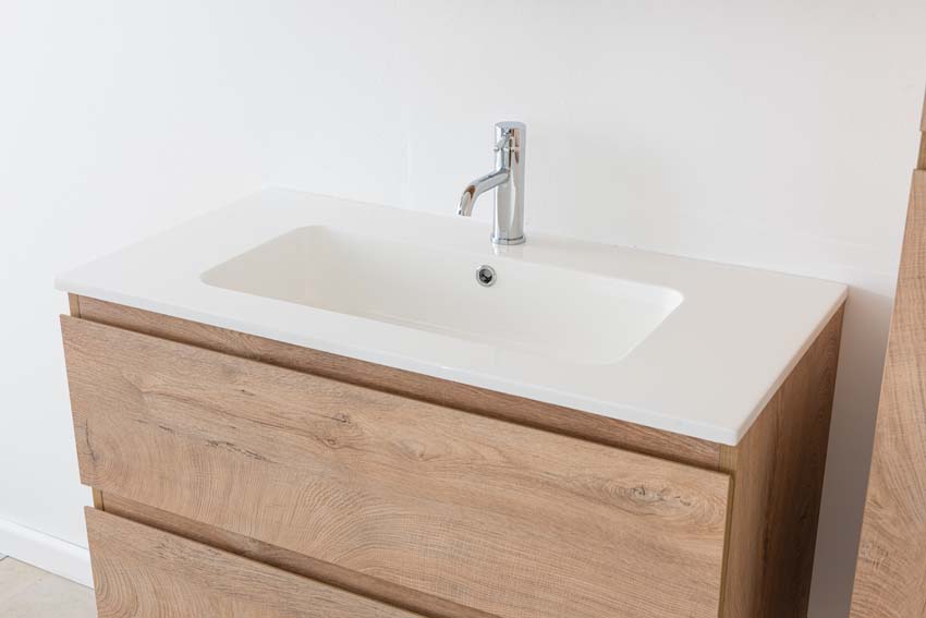 Meuble de salle de bain Tibo en chêne méditerranéen avec lavabo simple blanc brillant 90cm