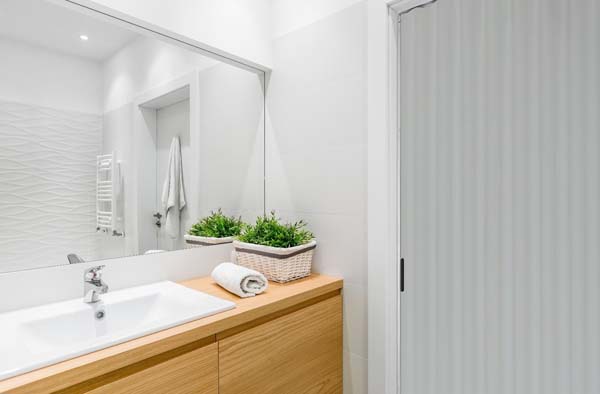 Vouwdeur licht grijs kunstleder op maat