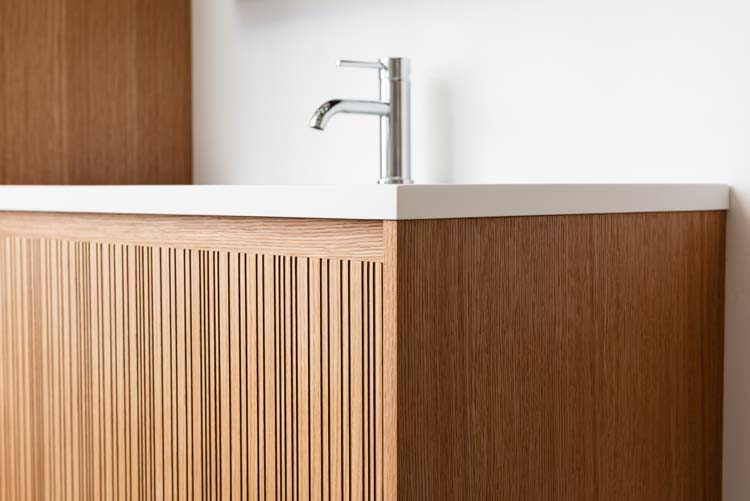 Meuble de salle de bains Warren afromosia suspendu avec lavabo simple blanc mat 90cm