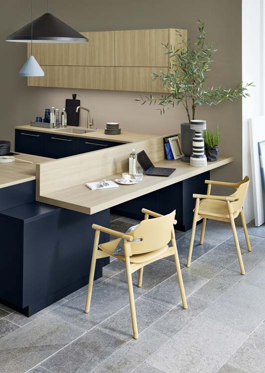 Keuken op maat in houtlook en koningsblauw