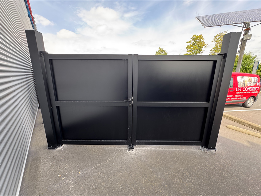 Dubbele draaipoort Line Up aluminium houtlook 300x175cm - gesloten met verticale lamellen, inclusief beslag