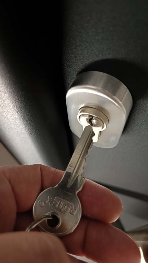 Porte extérieure Varno PVC avec finition aluminium anti-effraction noir/blanc 980x2180mm ouvrant à gauche