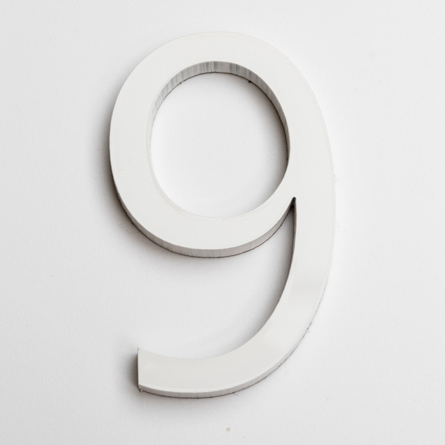 Huisnummer 9 PVC wit 9cm met kleefstrip