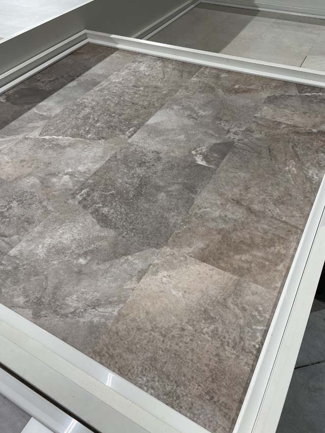 Vinyl vloer Kasteel tegel 5mm grijs 61,2x30,6cm Vinyl vloer Kasteel tegel 5mm grijs 61,2x30,6cm