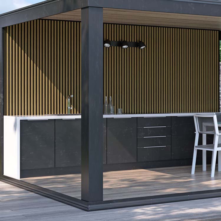 Revêtement mural wpc aspect bois combiné avec du noir dans une cuisine extérieure