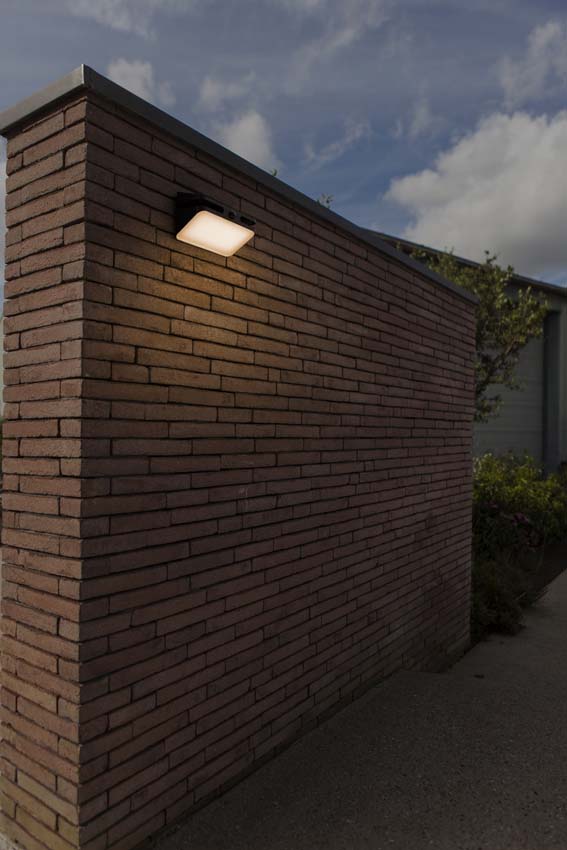 Wandlamp buiten Eos Solar - zwart - dimbaar - 8.6W - 4000K - IP54 - met bewegingssensor
