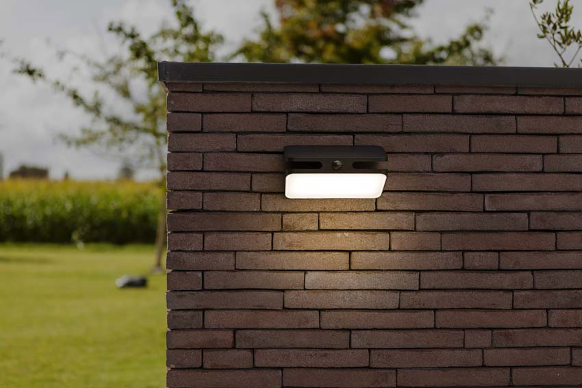 Wandlamp buiten Eos Solar - zwart - dimbaar - 8.6W - 4000K - IP54 - met bewegingssensor