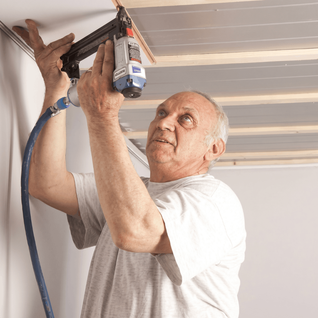 Fixation des panneaux de plafond à l'aide de clous