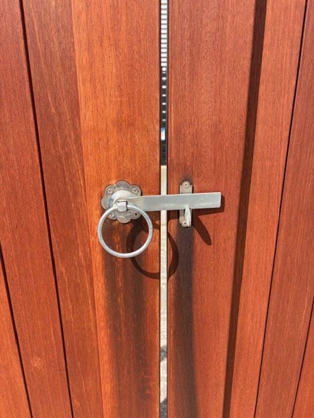 Dubbele poort Bangkirai hout 300x180cm gesloten