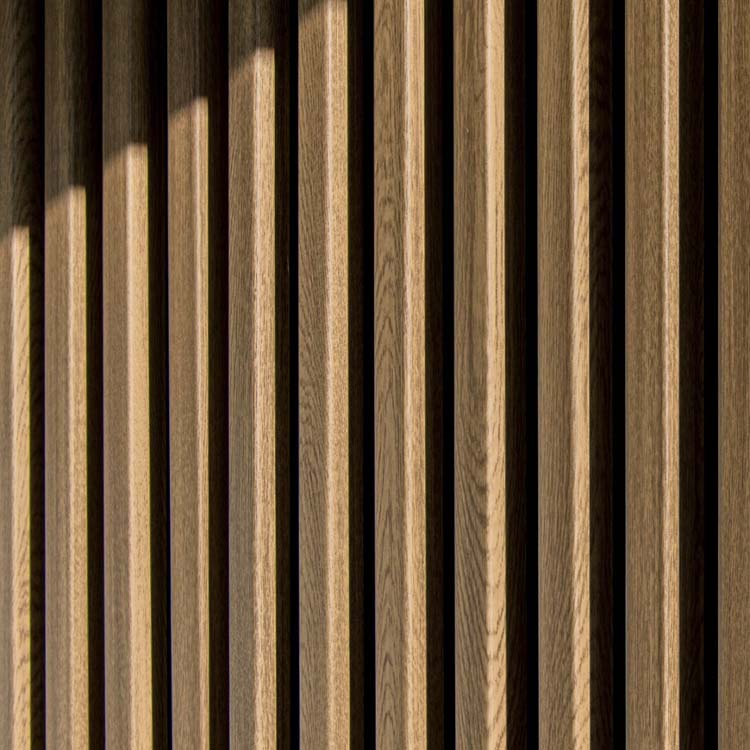 Revêtement mural wpc aspect bois combiné avec du noir - vue de côté