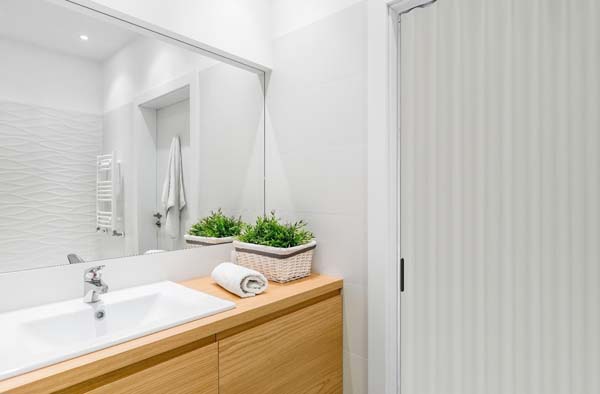 Vouwdeur wit kunstleder op maat