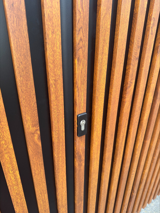 Dubbele draaipoort Line Up aluminium houtlook 350x175cm - gesloten met verticale lamellen, inclusief beslag