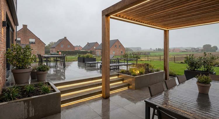 Bandes LED intégrées dans un escalier extérieur