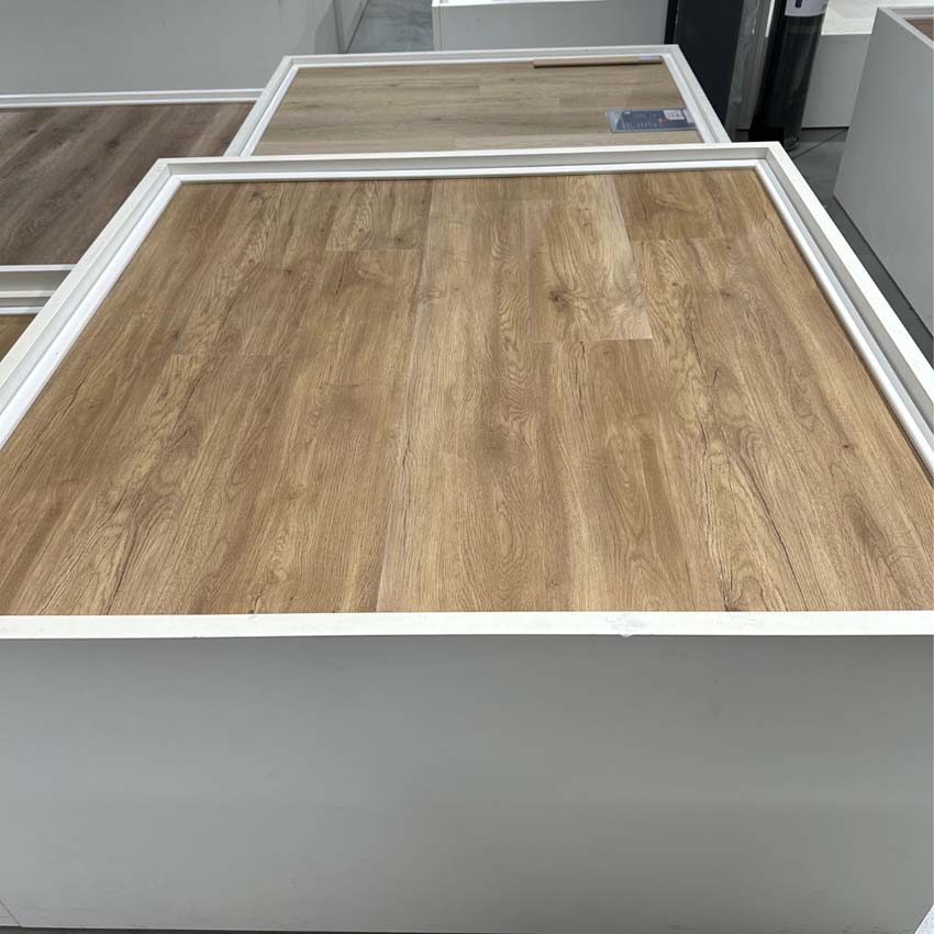 Vinyl vloer Puglia plank 5mm eik bruin 122x18cm met ondervloer
