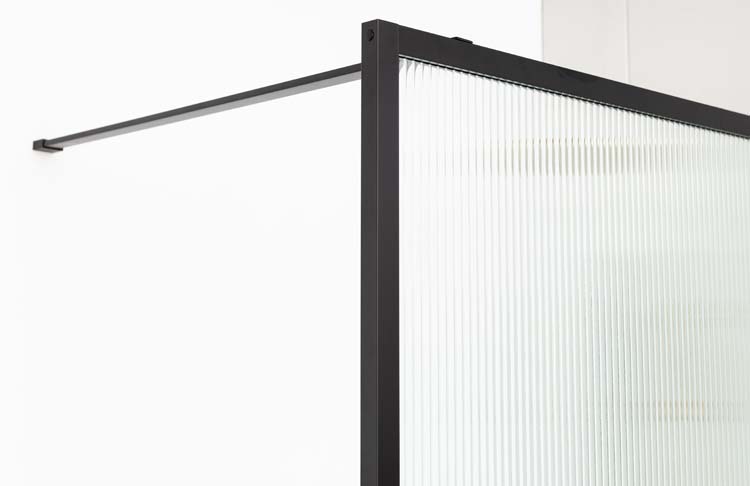 Paroi de douche Umi 2 nervurée profile noire 140x200cm avec barre