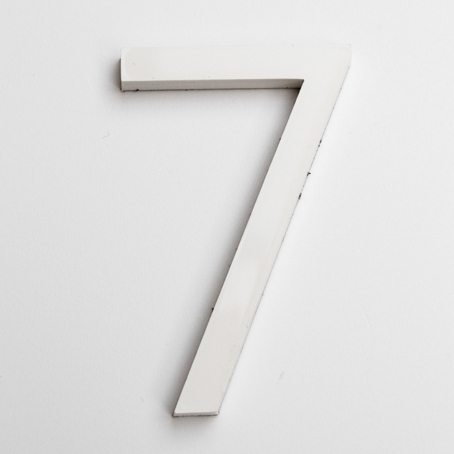 Huisnummer 7 PVC wit 9cm met kleefstrip