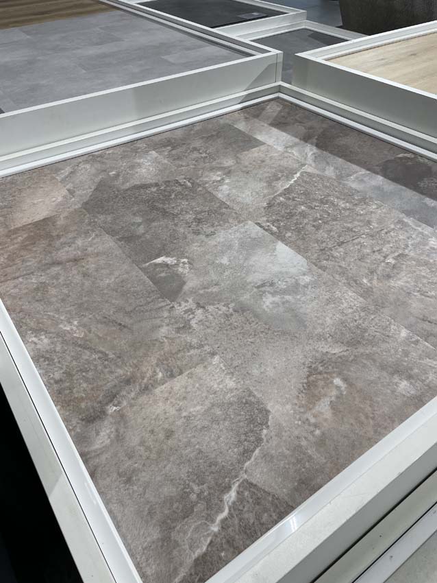 Vinyl vloer Kasteel tegel 5mm grijs 61,2x30,6cm Vinyl vloer Kasteel tegel 5mm grijs 61,2x30,6cm