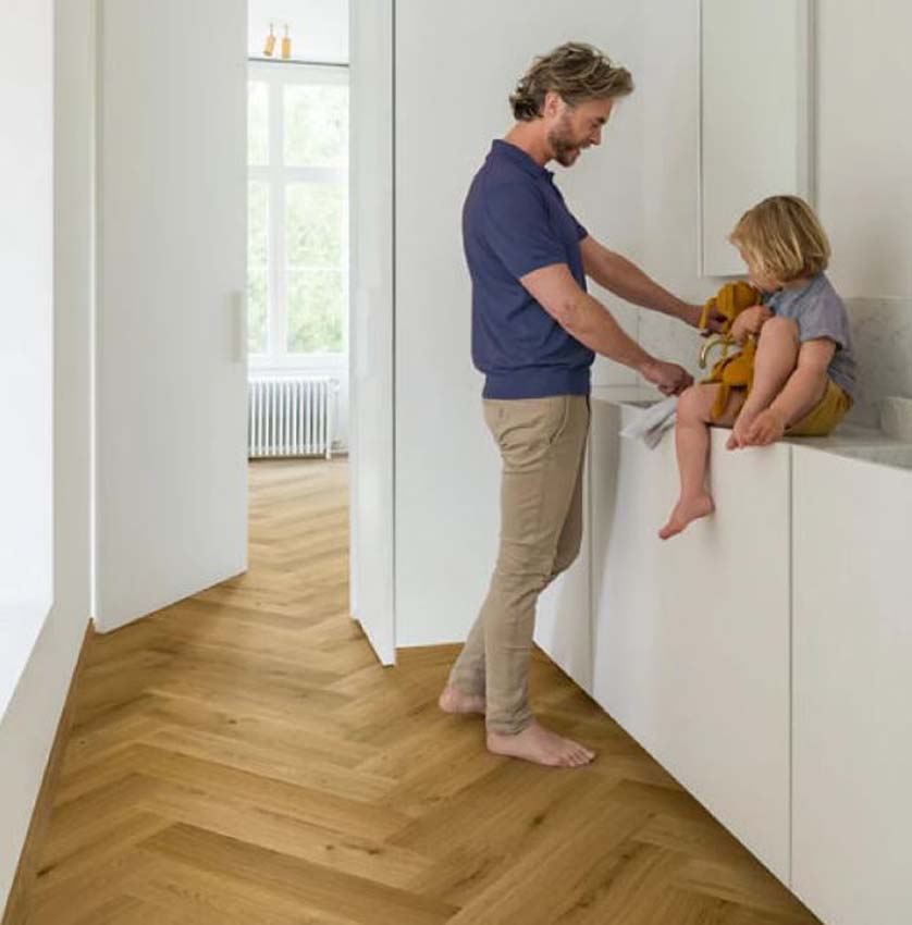 Stratifié Quick-Step Impressive Design 8mm chevrons chêne cannelle 65,5x13,1cm