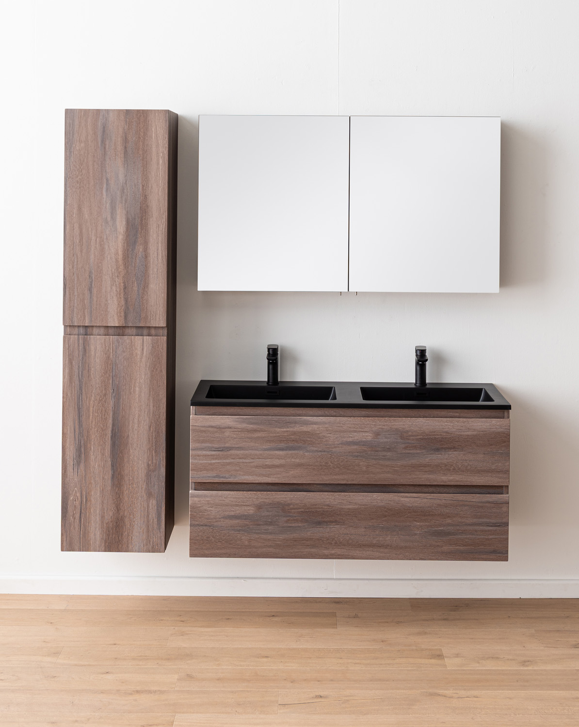 Badkamermeubel Tarik amber eik hangend met dubbele wastafel mat zwart 120cm