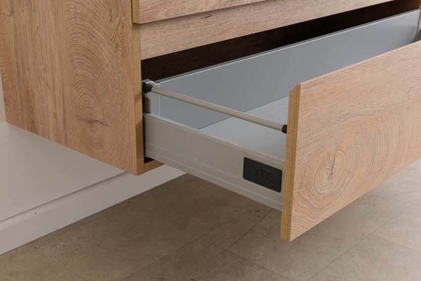 Meuble de salle de bain Tibo en chêne méditerranéen avec double lavabo aspect travertin 120cm