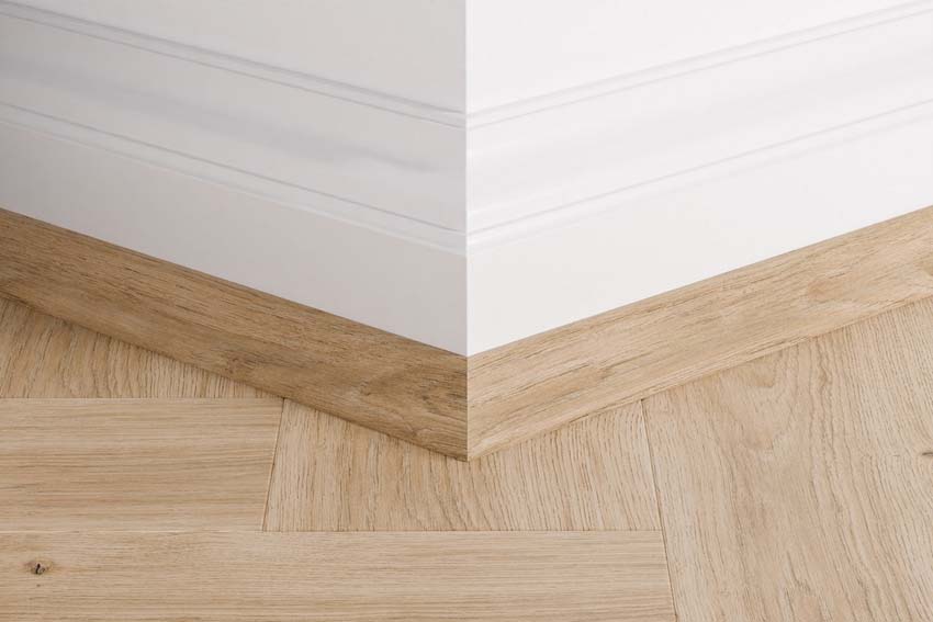 Moulure Quick-Step résistant à leau chêne brûlé 240x1,7x1,7cm