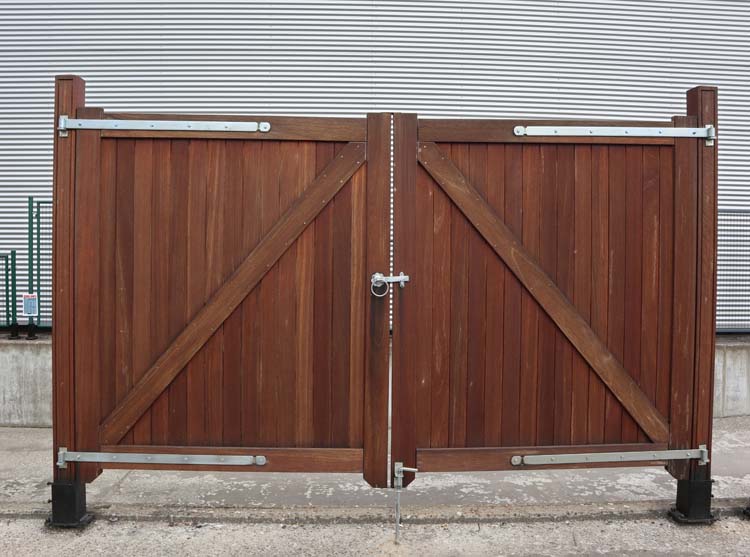 Double portail Bangkirai en bois 300x180cm fermé