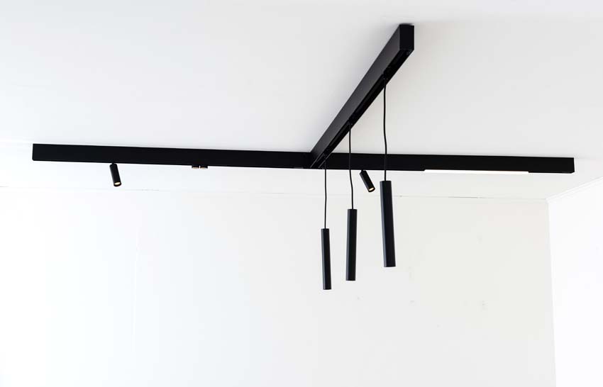 Rail lumineux Béa noir - 1,8m/2x1,2m - 3 lustres / 2 spots / 2 anneaux / 1 module - 6x4W Rail lumineux Béa noir - 1,8m/2x1,2m - 3 lustres / 2 spots / 2 anneaux / 1 module - 6x4W