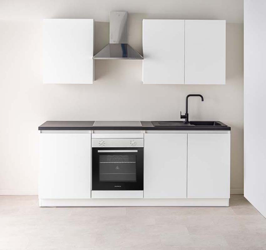 Cuisine Plenti blanche 220cm - avec appareils - plaque de cuisson vitrocéramique et hotte murale en inox