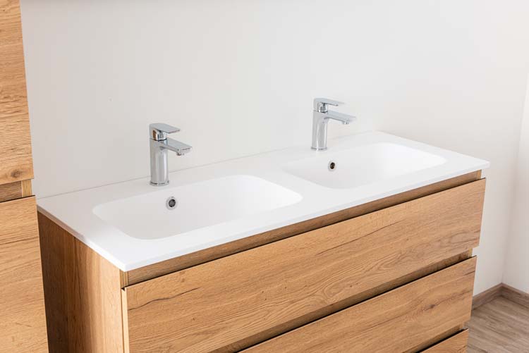 Meuble de salle de bains Daria chêne brun doré sur pied avec lavabo double blanc mat 120cm