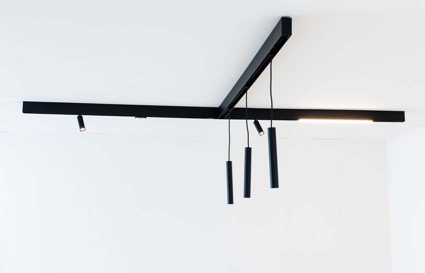 Rail lumineux Béa noir - 1,8m/2x1,2m - 3 lustres / 2 spots / 2 anneaux / 1 module - 6x4W Rail lumineux Béa noir - 1,8m/2x1,2m - 3 lustres / 2 spots / 2 anneaux / 1 module - 6x4W