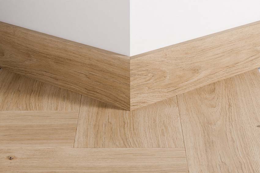 Plinthe de parquet Quick-Step chêne brûlé 240x1,4x7,7cm