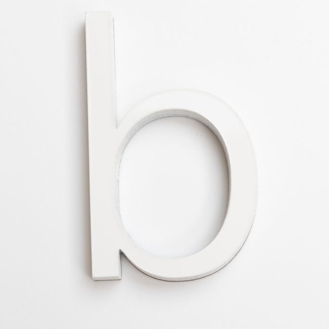 Huisnummer b PVC wit 6cm met kleefstrip