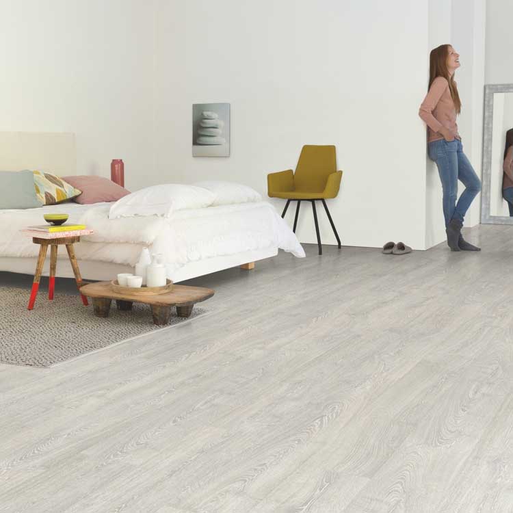 Stratifié Quick-Step Impressive 8mm chêne patiné classique gris 138x19cm