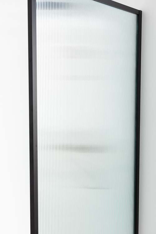 Paroi de douche Umi 2 nervurée profile noire 120x200cm avec barre