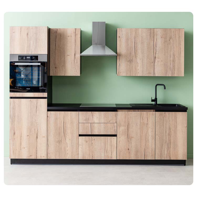 Sfeerbeeld keuken Plenti houtlook met zwart werkblad Sfeerbeeld keuken Plenti houtlook met zwart werkblad