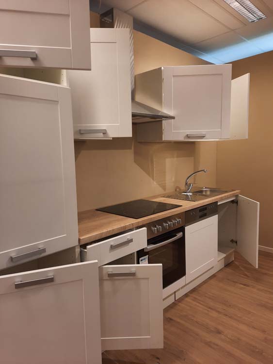 Cuisine Njord blanche 280cm - avec appareils - plaque de cuisson vitrocéramique et hotte murale en inox