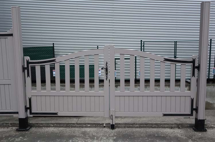 Dubbele poort Meranti hout 350x130cm met verticale spijlen