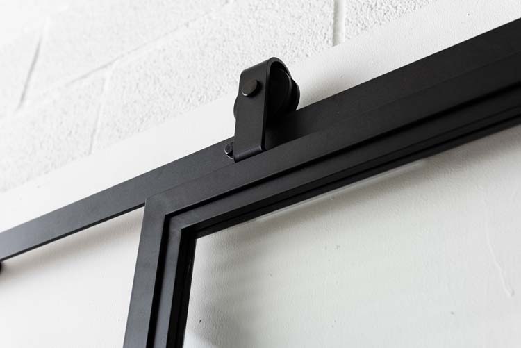 Porte coulissante simple en acier complète Tyra 8R 93x213,4cm + rail noir