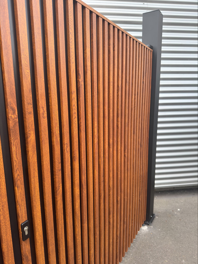 Dubbele draaipoort Line Up aluminium houtlook 350x175cm - gesloten met verticale lamellen, inclusief beslag