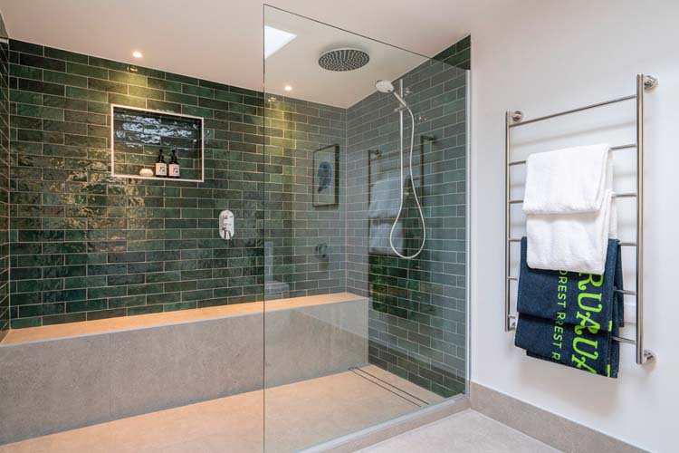 Wandtegel Alisa glanzend groen 6,5x20cm