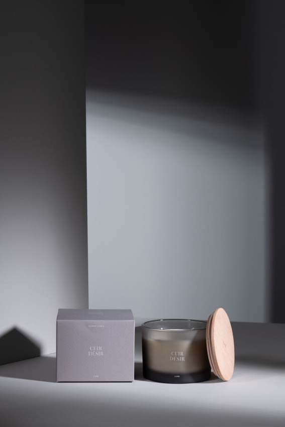 Geurkaars Accords Essentiels Cuir Desir 12x12x10cm 28u Geurkaars Accords Essentiels Cuir Desir 12x12x10cm 28u