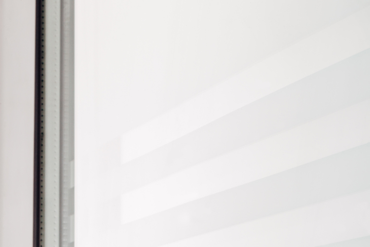 Porte extérieure 3 lignes claires PVC verre mat blanc 980x2180mm ouvrant à droite