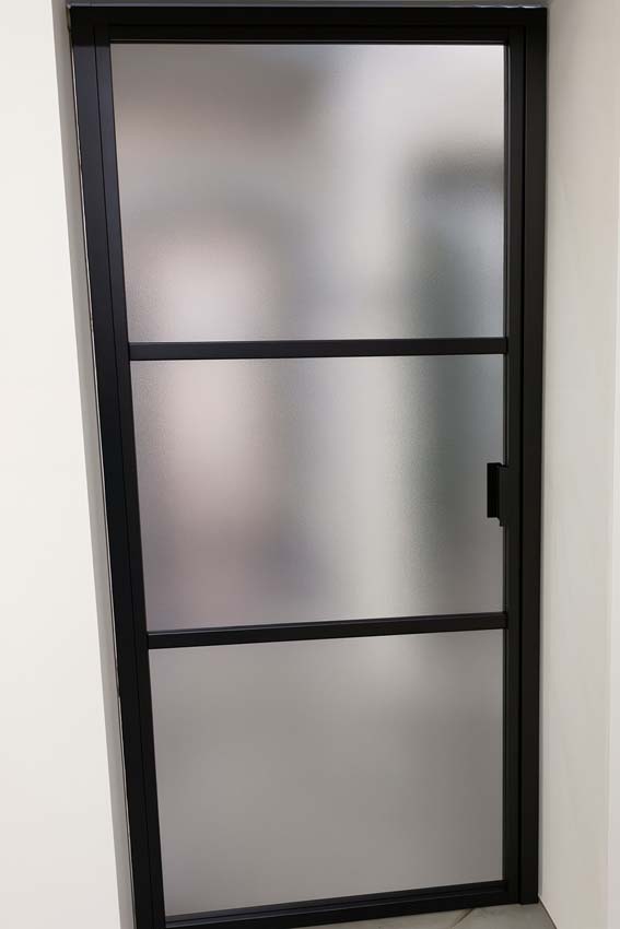 Porte intérieure vitrée simple Luxe Dimaro Nero verre mat sur mesure noir poussant à droite