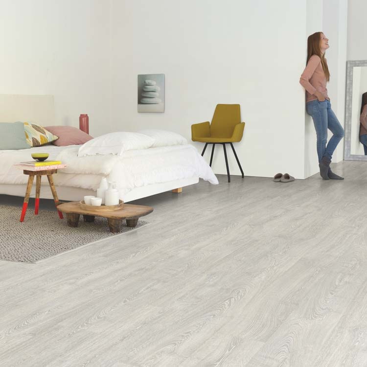 Stratifié Quick-Step Impressive Ultra 12mm chêne patiné classique gris 138x19cm